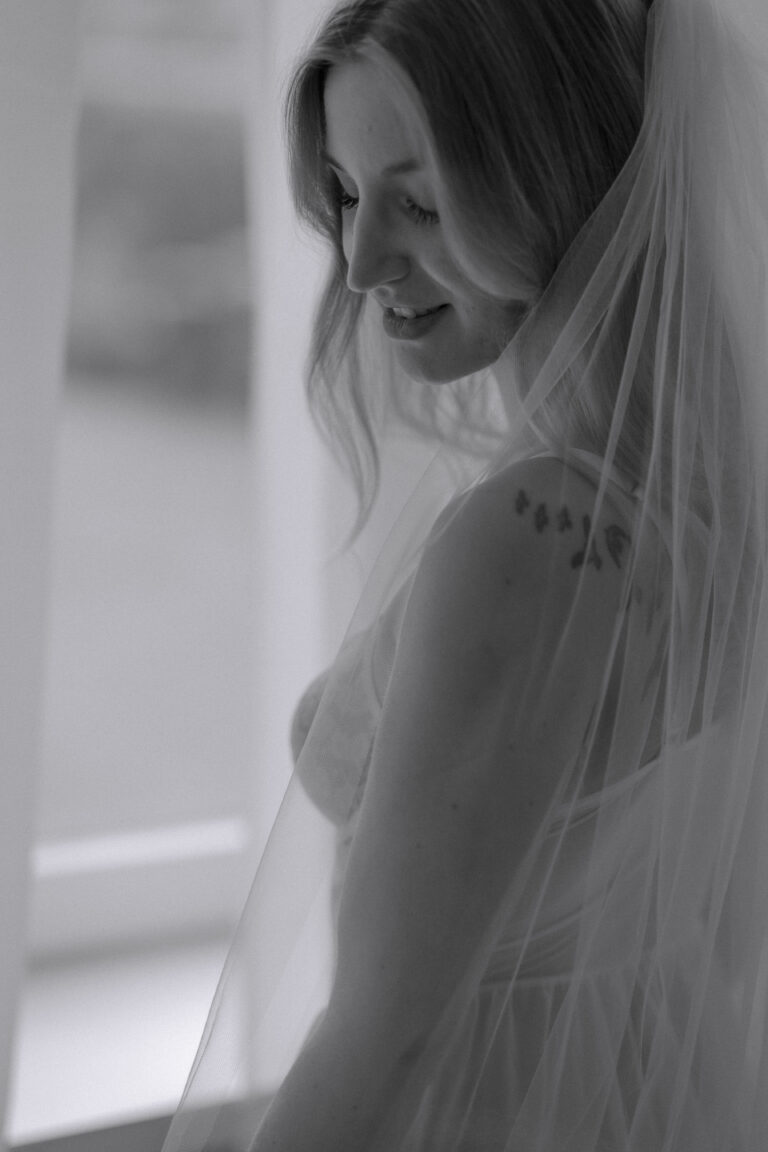 Boudoir Braut am Fenster mit Schleier