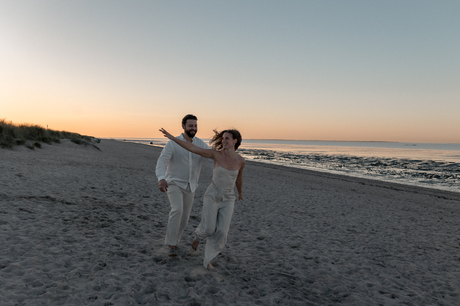 Paarfotografie im Abendlicht am Strand